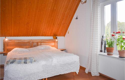 Postel nebo postele na pokoji v ubytování Beautiful Apartment In Rdeby With Kitchen
