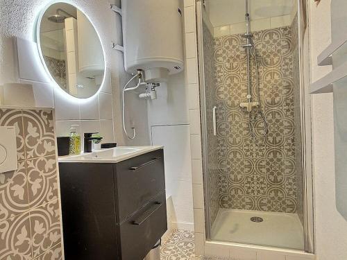 une salle de bain avec une douche, un lavabo et un miroir dans l'établissement Duplex rénové 6 personnes avec balcon, à Plagne 1800 - FR-1-455-224, à La Plagne Tarentaise