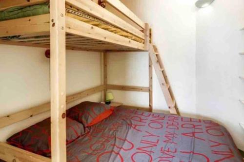 Baréges : Appartement Résidence de l’Ayré في باريج: غرفة نوم بسريرين بطابقين في غرفة