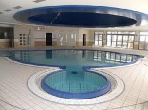 une grande piscine dans un grand bâtiment dans l'établissement Baréges : Appartement Résidence de l’Ayré, à Barèges