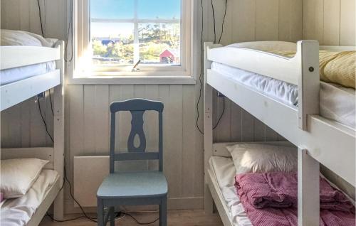 Zimmer mit Etagenbetten, einem Stuhl und einem Fenster in der Unterkunft Gorgeous Home In Farsund With Kitchen in Farsund