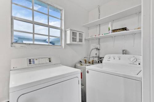 cocina blanca con electrodomésticos blancos y ventana en Private Lakefront Home in Miami/Pembroke, en Pembroke Pines