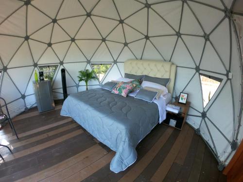 una camera da letto in una yurta con un letto in esso di Villa Maria Casa Campestre a San Gil