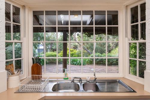 uma cozinha com um lavatório e uma janela em Sea Breeze em Dunsborough