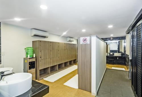峴港的住宿－Grandvrio City Danang By Route Inn Group，一间带木制储物柜和水槽的浴室
