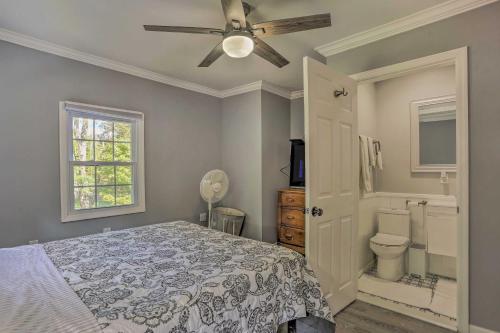 - une chambre avec un lit et un ventilateur de plafond dans l'établissement Stunning South Fallsburg Home with Pool and Deck!, 