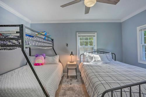 1 dormitorio con 2 literas y ventana en Stunning South Fallsburg Home with Pool and Deck!, 
