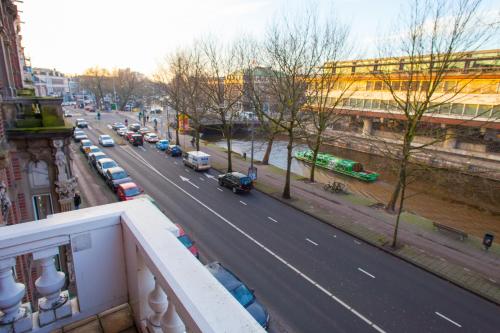 - une vue sur une rue de la ville avec des voitures sur la route dans l'établissement ibis Styles Amsterdam City, à Amsterdam