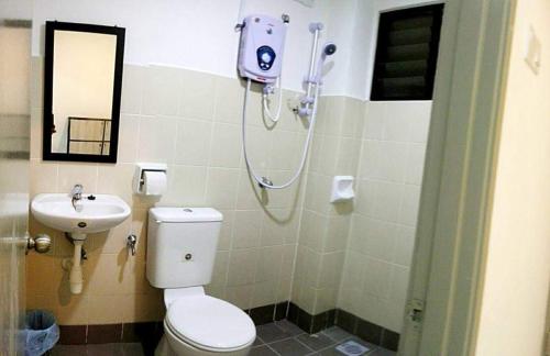 uma casa de banho com um chuveiro, um WC e um lavatório. em “Alan Homestay” Pangkor Lot 10 em Kampong Sungai Udang