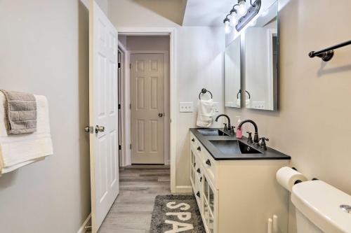 ein weißes Badezimmer mit einem Waschbecken und einem Spiegel in der Unterkunft Bright Toledo Duplex, Close to Parks and Trails in Toledo