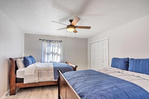 una camera con letto e ventilatore a soffitto di Bright Toledo Duplex, Close to Parks and Trails a Toledo