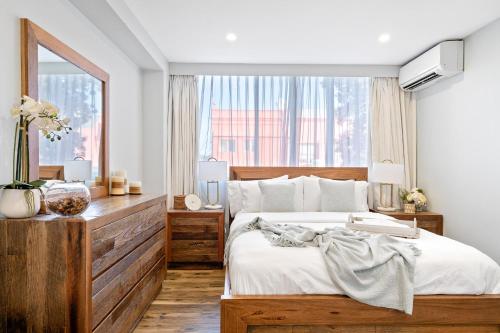 una camera con un letto e una grande finestra di Bondi Breeze Apartments a Sydney