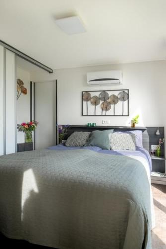 Ένα ή περισσότερα κρεβάτια σε δωμάτιο στο Luxus Cube Meerblick Veluwemeer am Strand in erster Reihe