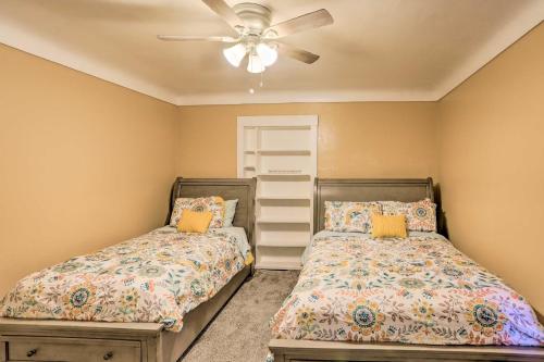 1 dormitorio con 2 camas y ventilador de techo en Peaceful Toledo Retreat with Spacious Yard!, en Toledo