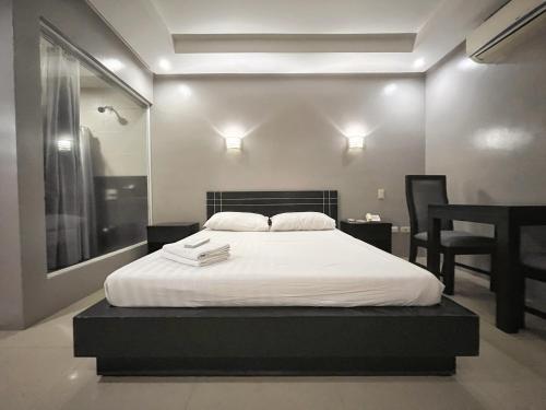 Giường trong phòng chung tại Rumi Apartelle Hotel