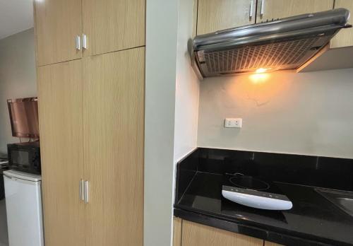 cocina con fregadero y encimera en Rumi Apartelle Hotel en Ángeles