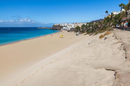 Apartment near the beach, big terrace with nice sea views, wifi and parking