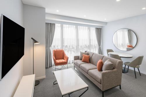 Гостиная зона в Meriton Suites Adelaide Street, Brisbane