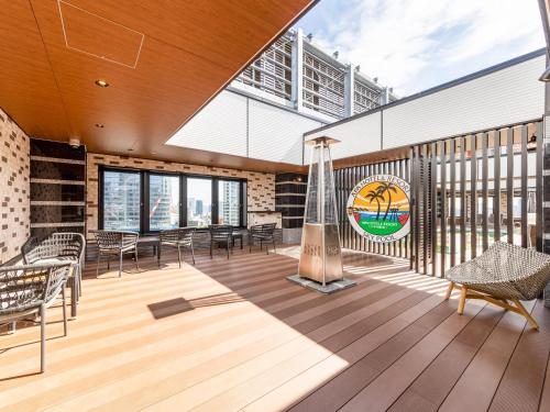 Ein Balkon oder eine Terrasse in der Unterkunft APA Hotel & Resort Roppongi Ekihigashi