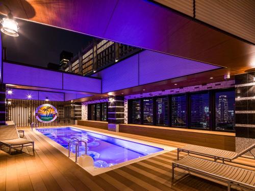 Bazén v ubytování APA Hotel & Resort Roppongi Ekihigashi nebo v jeho okolí