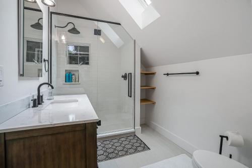 een badkamer met een douche, een wastafel en een toilet bij Lakeshore Luxury in Union Pier