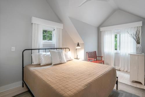 een slaapkamer met een groot bed met witte kussens bij Lakeshore Luxury in Union Pier