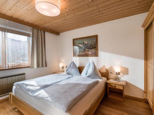 a bedroom with a bed and a window at Haus Dorfblick in Ellmau