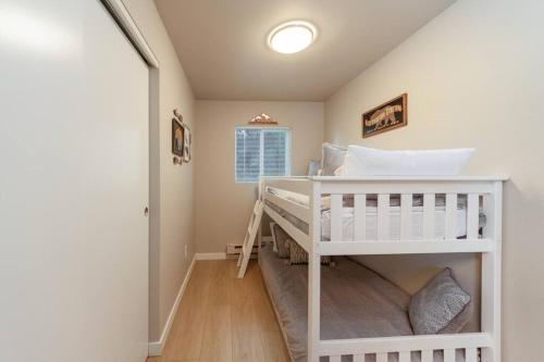 Ένα ή περισσότερα κρεβάτια σε δωμάτιο στο Cozy Duplex Unit - Beautiful Lake Views!
