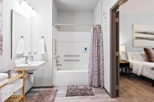 Koupelna v ubytování Full ADA Unit - 2 Bed 2 Bath Unit Near Downtown