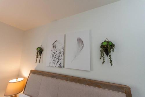 Postel nebo postele na pokoji v ubytování Modern Decor & Style KING bed Wifi with Garage
