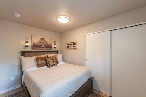 een slaapkamer met een bed en een glazen schuifdeur bij Comfortable Duplex Unit - Beautiful Lake Views! in Valley