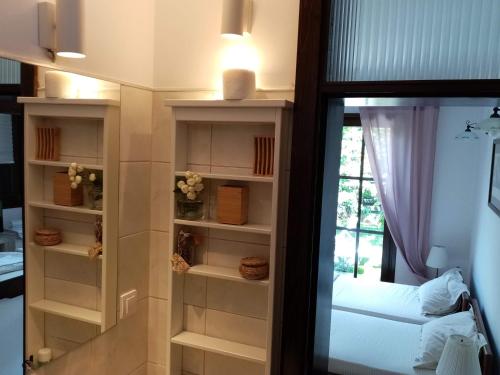 um quarto com prateleiras brancas e uma janela em NIKOLIJA 1 em Bajina Bašta