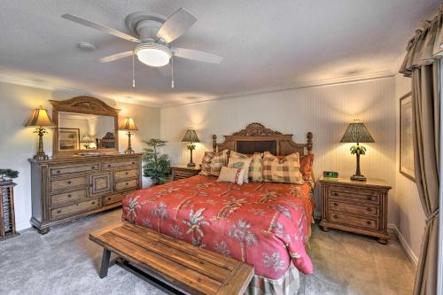1 dormitorio con 1 cama y ventilador de techo en Palmetto Dunes Villa with Deck and Lagoon Views! en Hilton Head Island