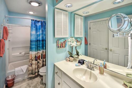 y baño con lavabo, aseo y espejo. en Palmetto Dunes Villa with Deck and Lagoon Views! en Hilton Head Island