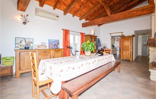 A bed or beds in a room at Amazing Home In St Andrea Di Cotone With Outdoor Swimming Pool