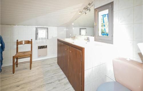 A kitchen or kitchenette at Amazing Home In St Andrea Di Cotone With Outdoor Swimming Pool