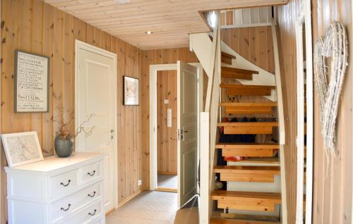una cantina con scala in una stanza di Cozy Home In Jsenfjorden With Wifi a Gullingen