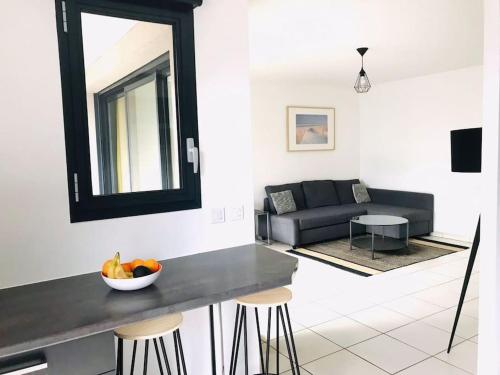 - un salon avec un comptoir et une corbeille de fruits dans l'établissement Le condo, à Thonon-les-Bains