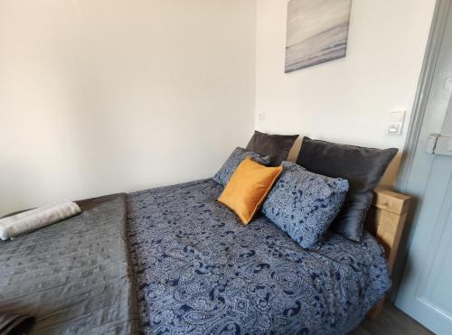 Un dormitorio con una cama con almohadas. en Coeur d'Aix, vue splendide et cachet, en Aix-les-Bains