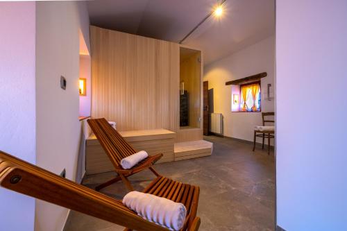um quarto com 2 cadeiras de baloiço e uma banheira em Karst house Žan Pliskovica em Dutovlje