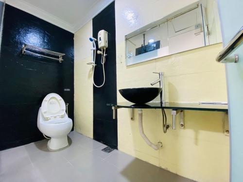 een badkamer met een wastafel en een toilet. bij Surya Boutique Hotel Klang in Klang