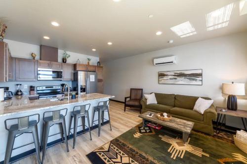 Η κουζίνα ή μικρή κουζίνα στο Wonderful Triplex Unit With Spectacular Lake View!