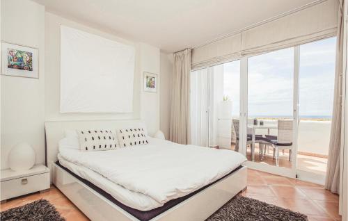 - une chambre blanche avec un lit et une vue sur l'océan dans l'établissement Beautiful Apartment In Mlaga With House A Panoramic View, à Malaga