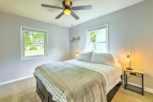 Llit o llits en una habitació de Convenient Dayton Retreat with Private Yard!