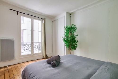 A bed or beds in a room at 1 Bedroom Notre Dame de Paris Monge