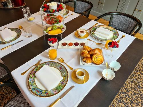 stół z talerzami śniadaniowymi. w obiekcie The Old Beech w Antwerpii