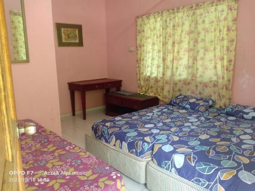 una camera con letto, tavolo e finestra di Iman D'Semungkis Resort & Training Center Hulu Langat a Hulu Langat
