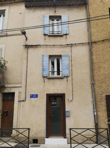 a building with a door and a window at Petite maison de charme au cœur du centre ville in Apt