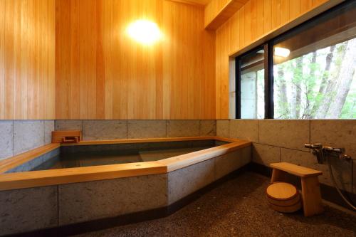 小谷村にある椛 Momijiのバスルーム(バスタブ、トイレ付)、窓が備わります。