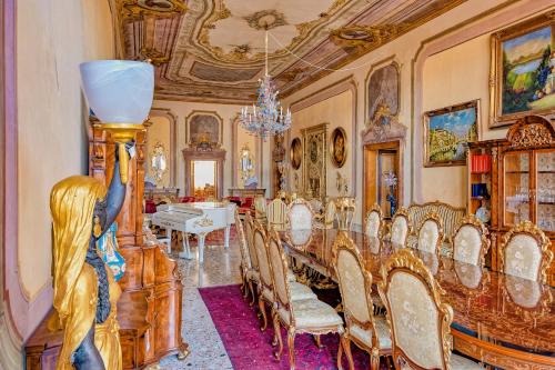 comedor con mesa de madera y sillas en Palazzo Ca' Bernardo By Francesco Molon en Venecia